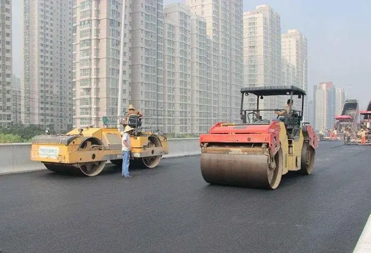 沥青铺路